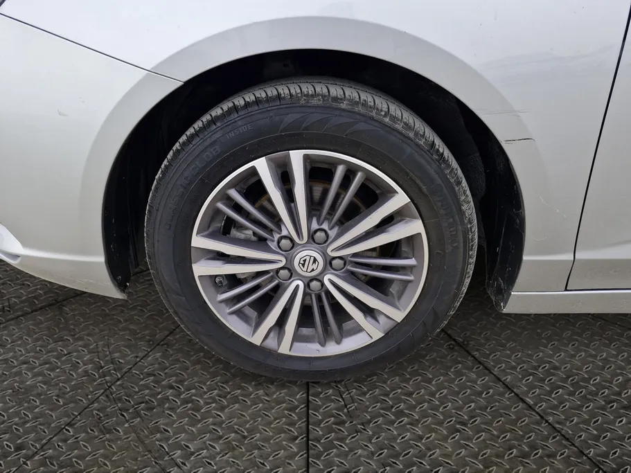 ام جي 5 LUX 2023 