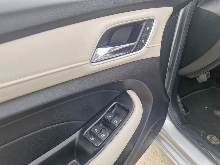 ام جي 5 LUX 2023 