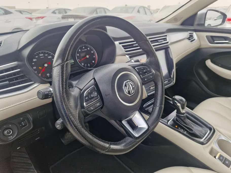 ام جي 5 LUX 2023 