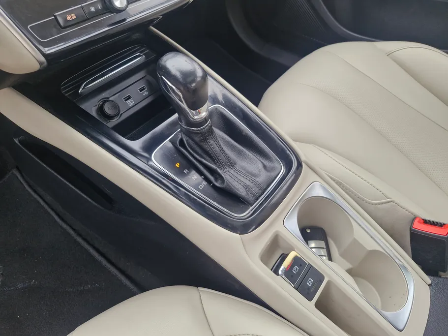 ام جي 5 LUX 2023 