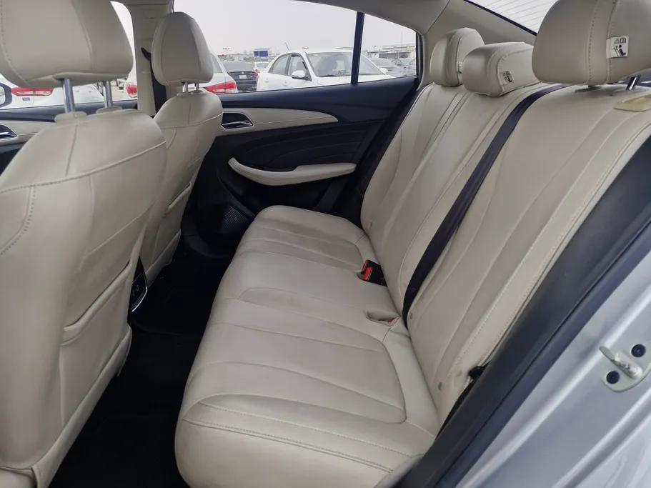 ام جي 5 LUX 2023 