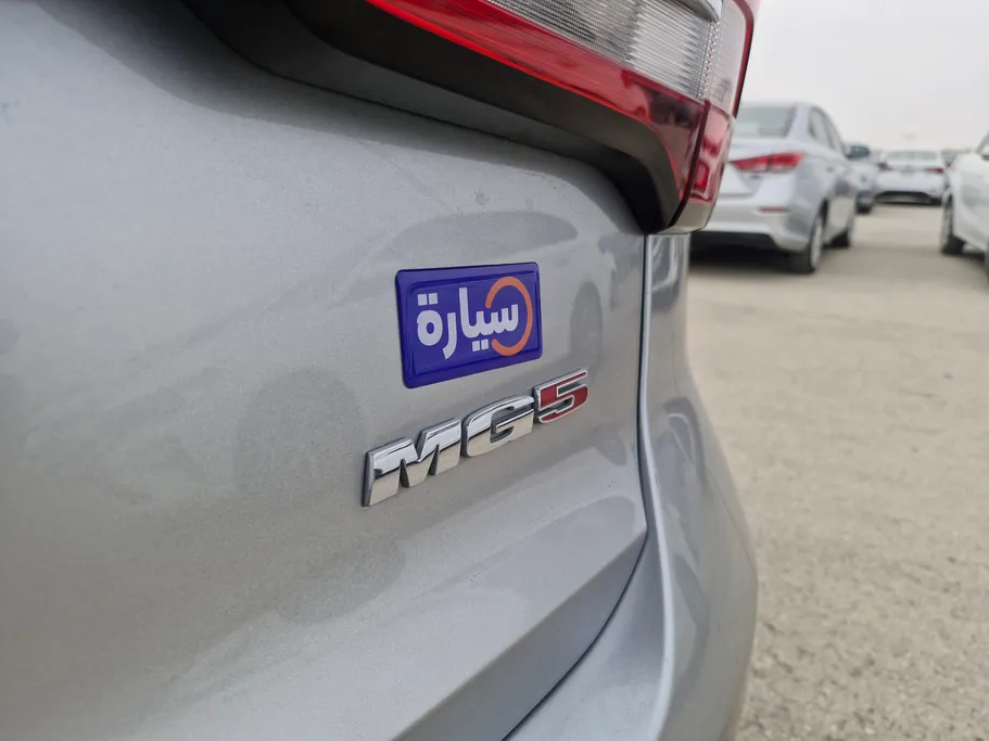 ام جي 5 LUX 2023 