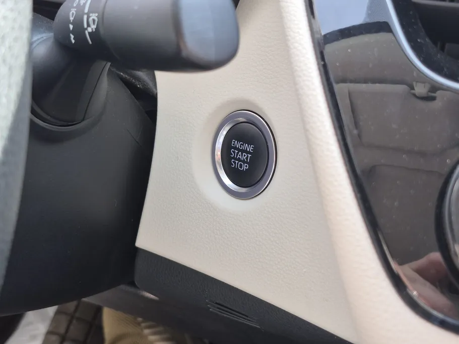 تويوتا كورولا XLI Executive Moonroof 2023 