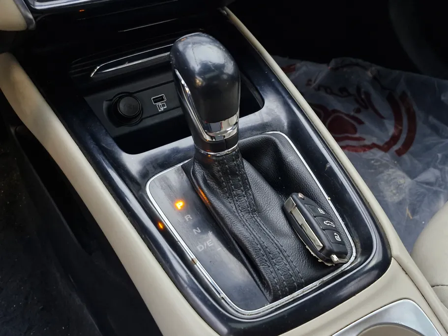 ام جي 5 LUX 2023 