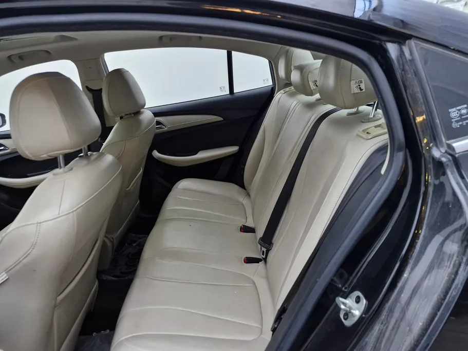 ام جي 5 LUX 2023 