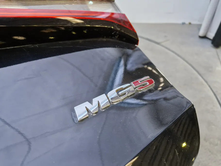 ام جي 5 LUX 2023 