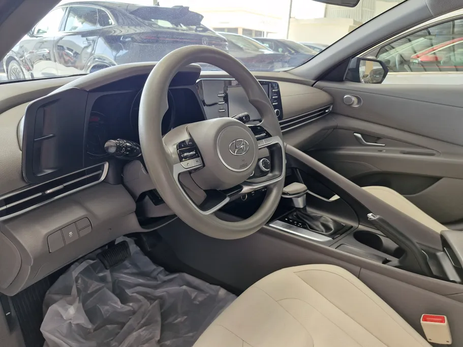 2023 Hyundai Elantra Smart 