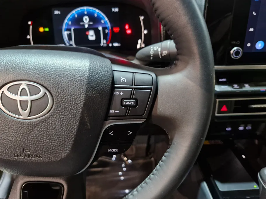 تويوتا كامري LE 2025 