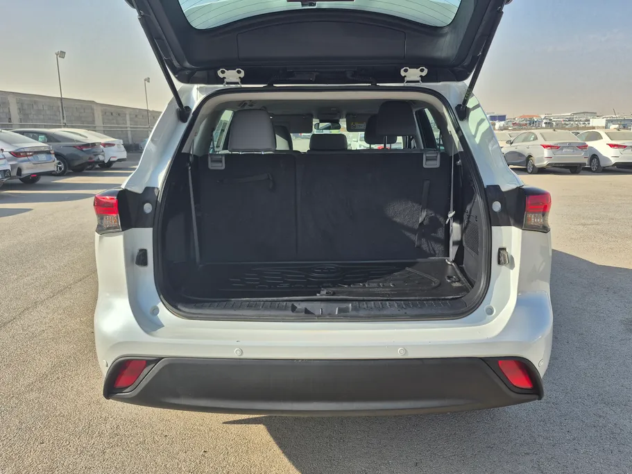 2022 Toyota Highlander LE 