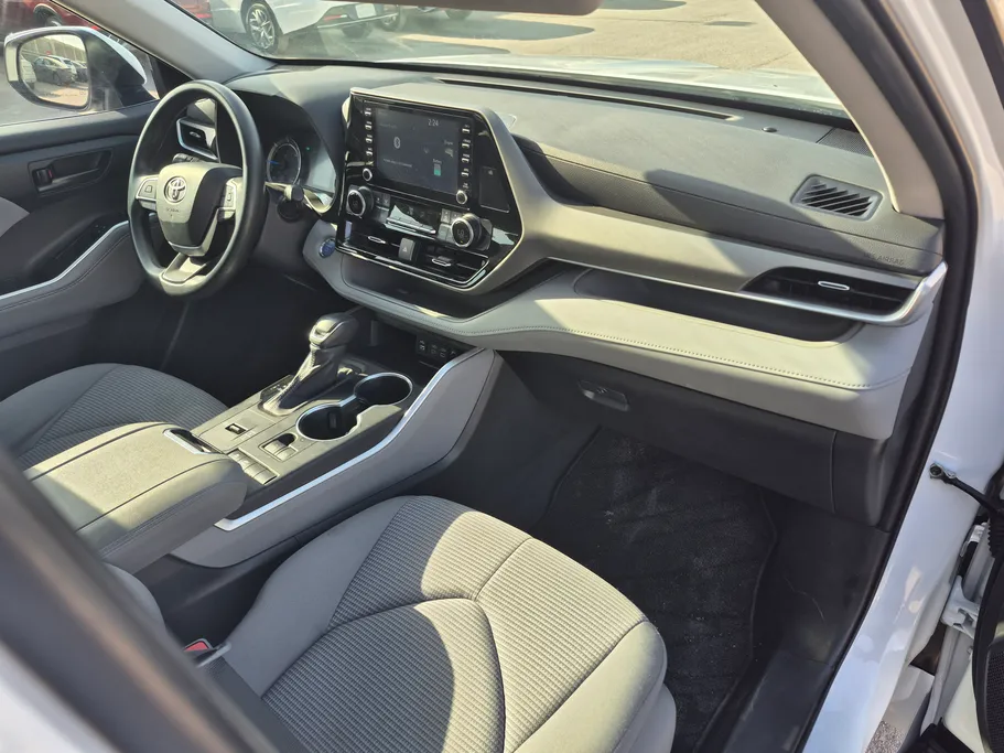 2022 Toyota Highlander LE 