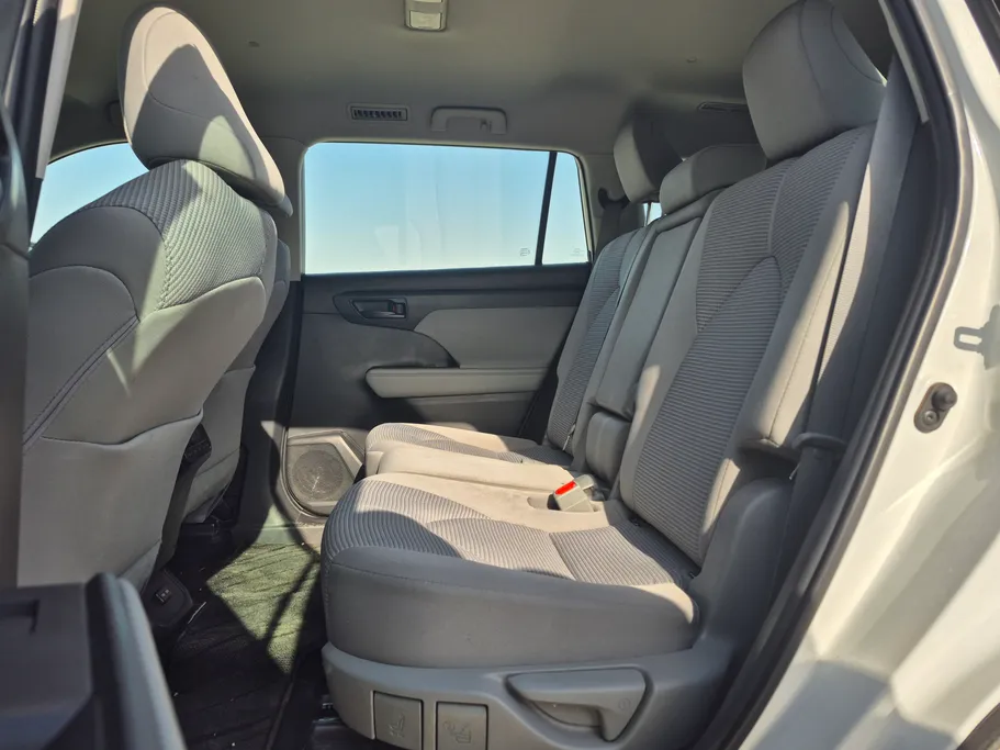 2022 Toyota Highlander LE 