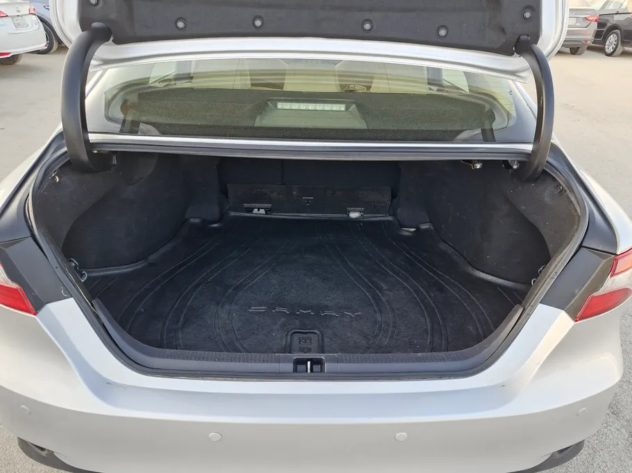 تويوتا كامري LE HEV 2021 