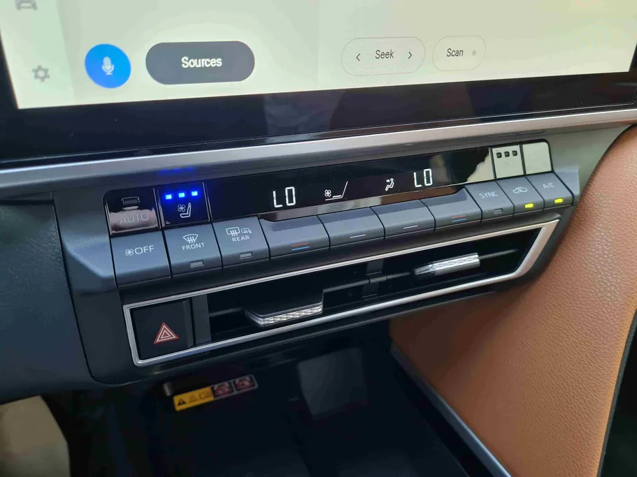 2026 Toyota Camry  LUMIERE HEV 