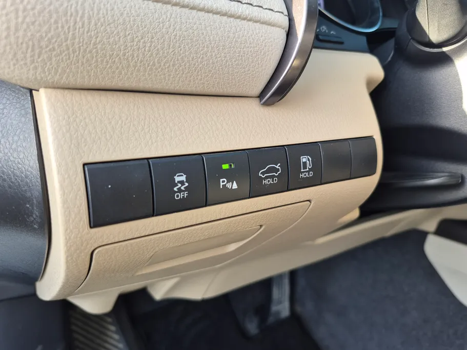 تويوتا كامري LE HEV 2022 