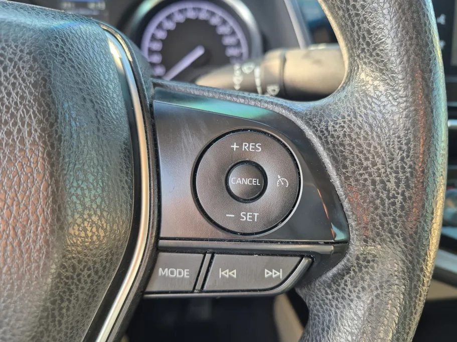 تويوتا كامري LE HEV 2022 