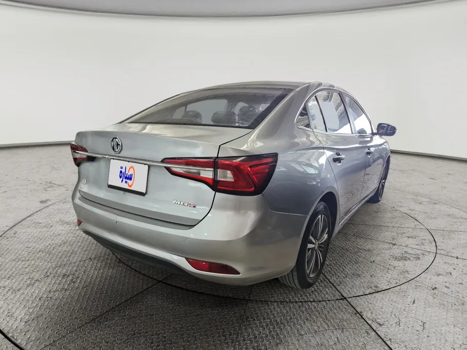 ام جي 5 LUX 2023 