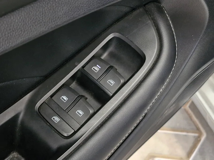 ام جي 5 LUX 2023 