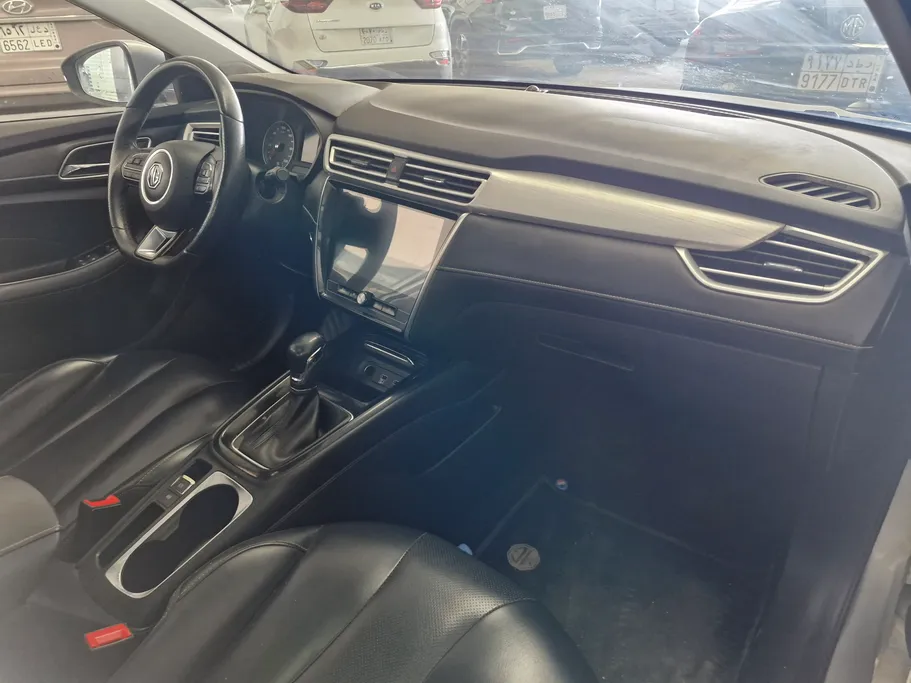 ام جي 5 LUX 2023 