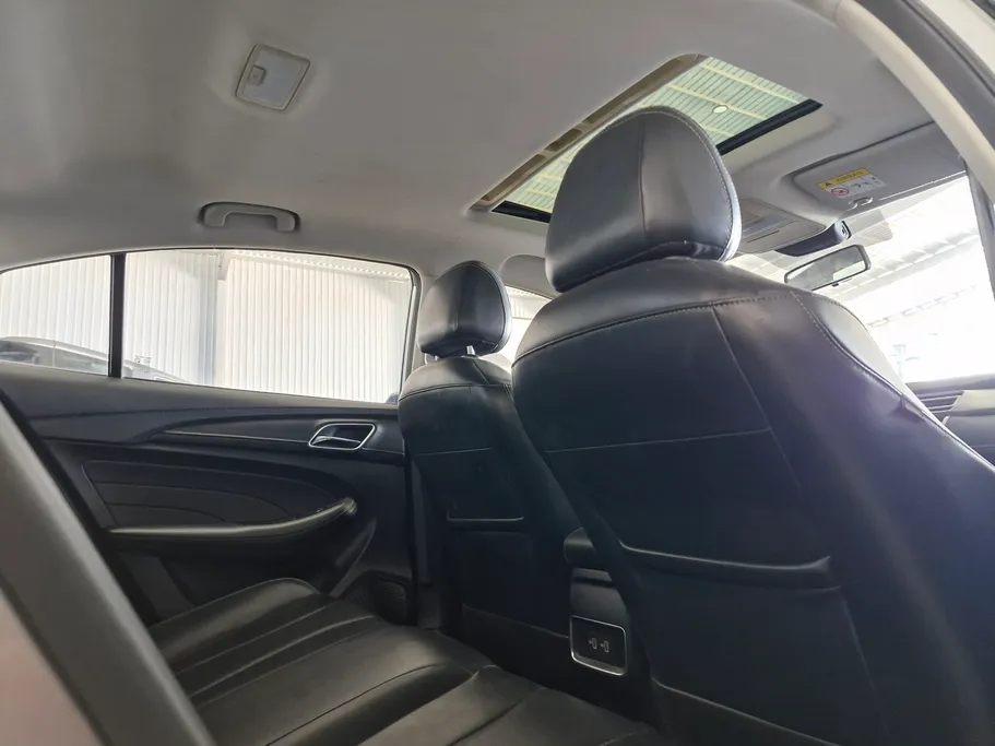 ام جي 5 LUX 2023 