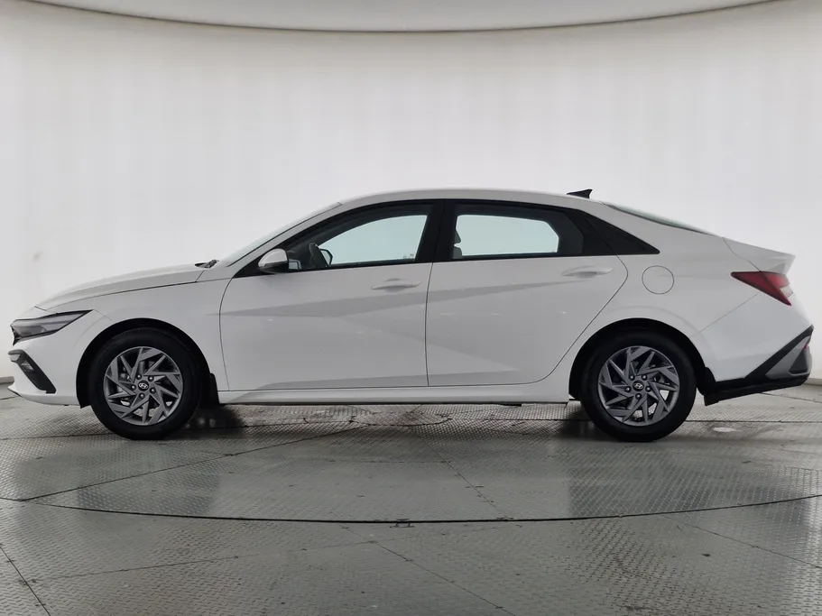 2024 Hyundai Elantra Smart 