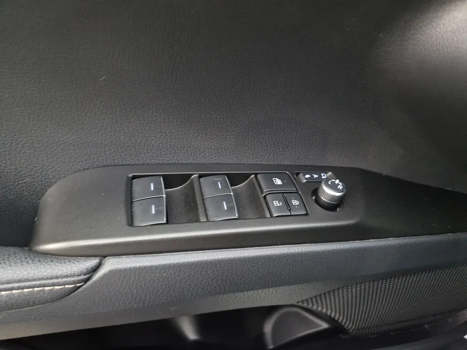 2025 Toyota Camry  LE HEV 