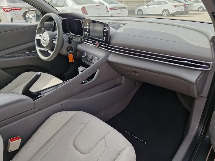 2023 Hyundai Elantra Smart 