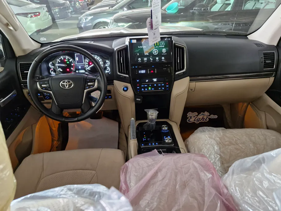 تويوتا لاندكروزر Grand Touring 2021 