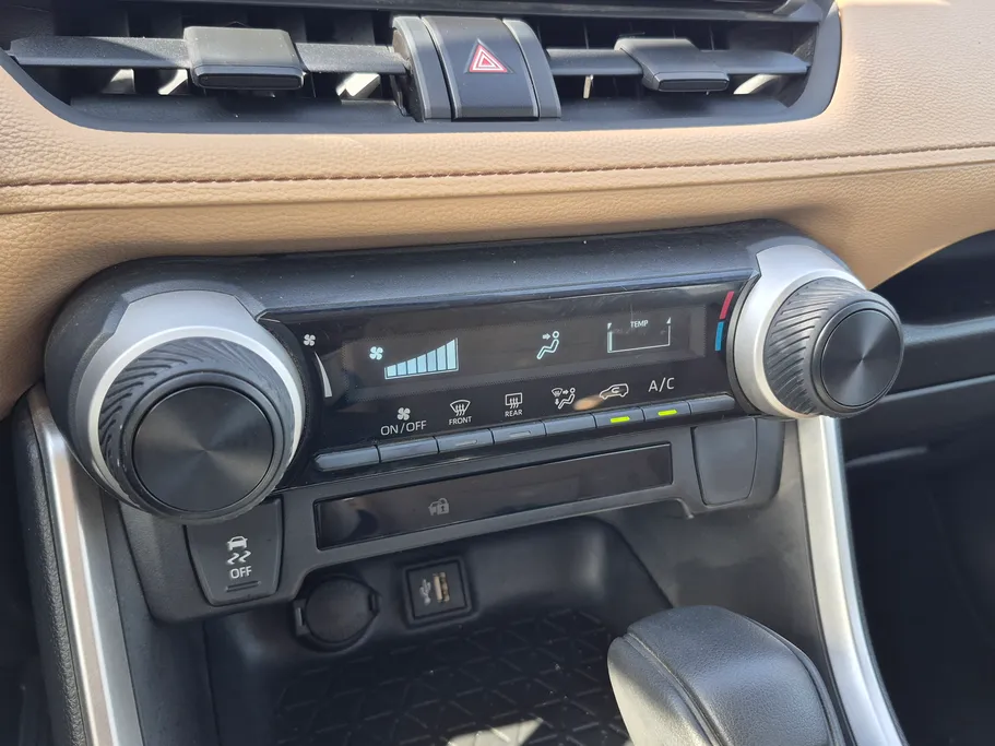 تويوتا راف فور LE 2024 