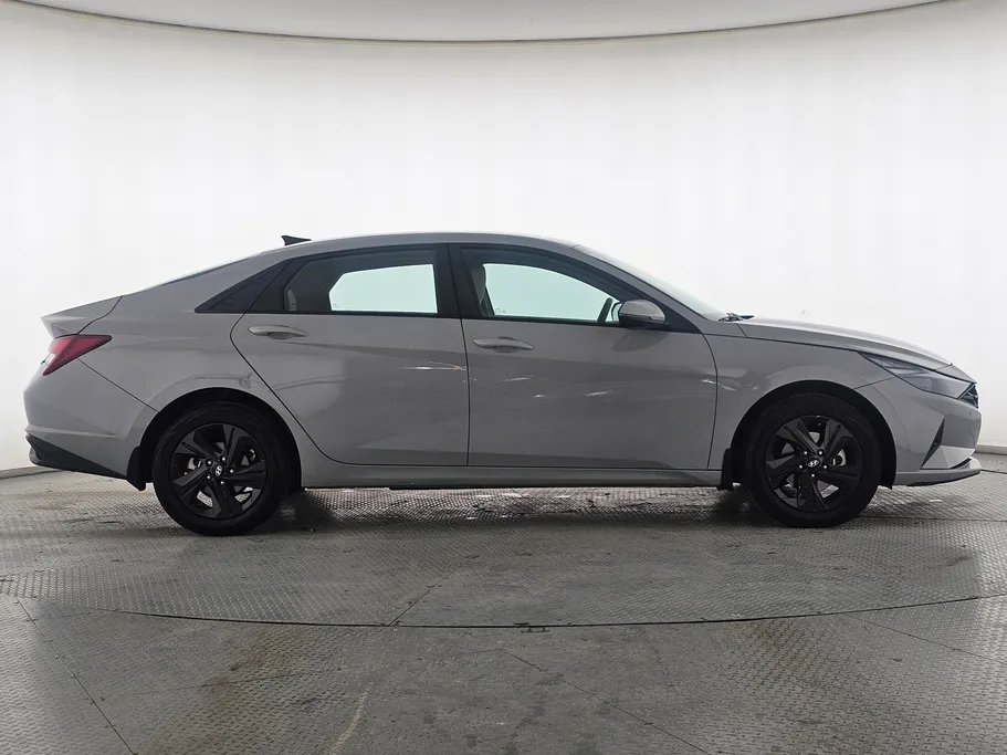 2023 Hyundai Elantra Smart 