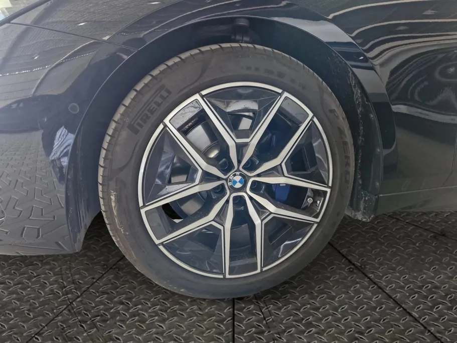 بي ام دبليو الفئة الخامسة 520i 2024 