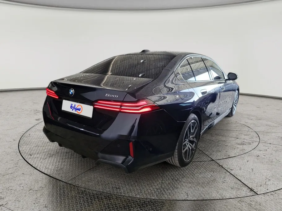 بي ام دبليو الفئة الخامسة 520i 2024 