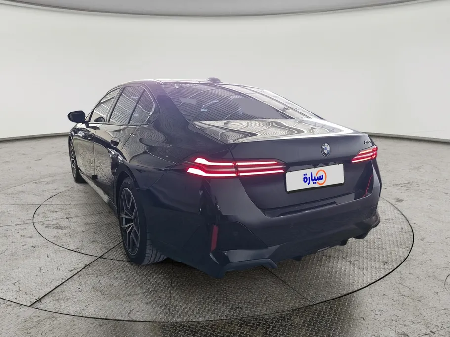 بي ام دبليو الفئة الخامسة 520i 2024 