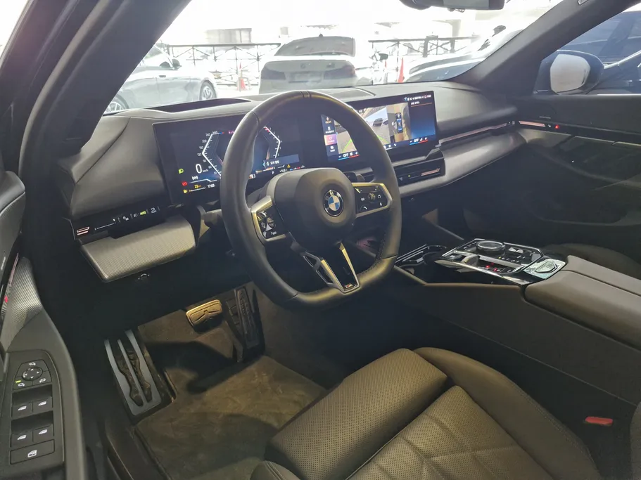 بي ام دبليو الفئة الخامسة 520i 2024 