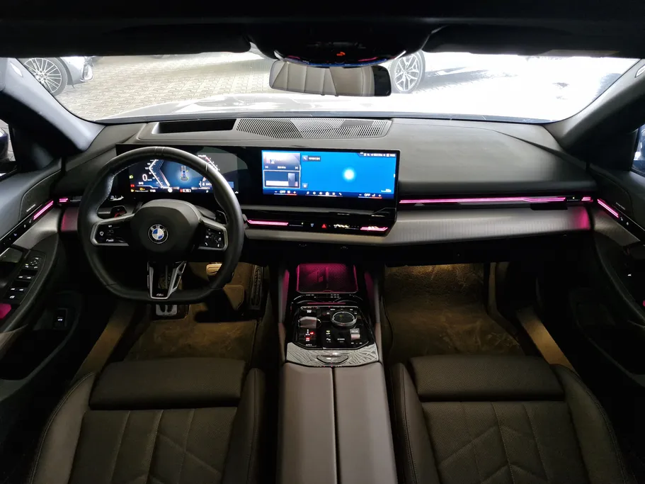 بي ام دبليو الفئة الخامسة 520i 2024 