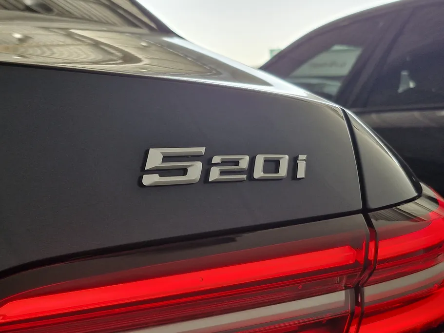 بي ام دبليو الفئة الخامسة 520i 2024 