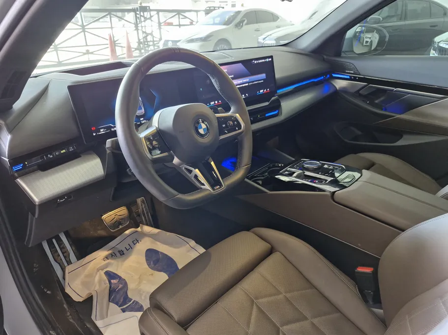 بي ام دبليو الفئة الخامسة 520i 2024 