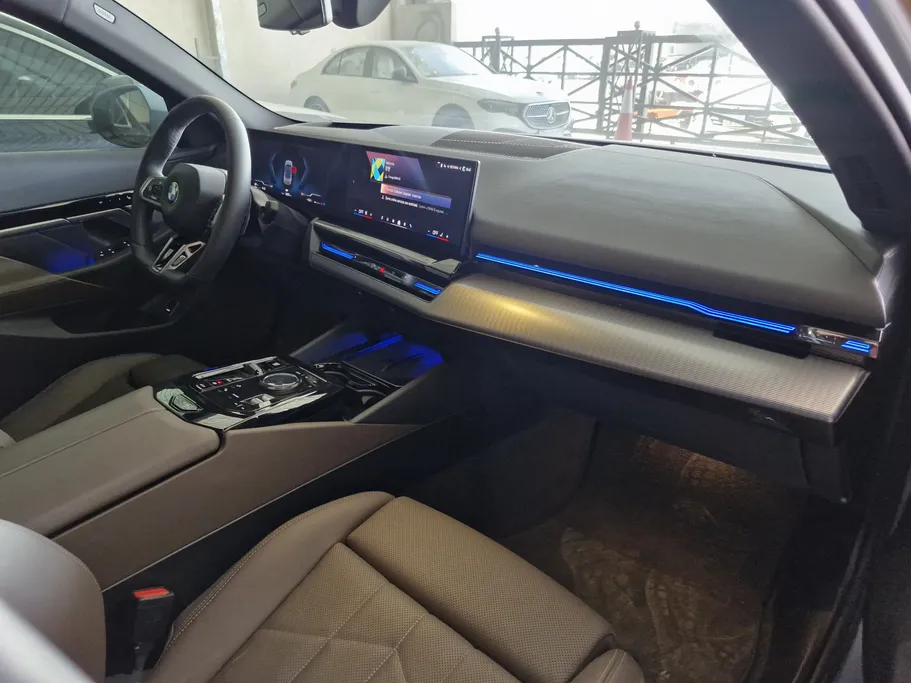 بي ام دبليو الفئة الخامسة 520i 2024 