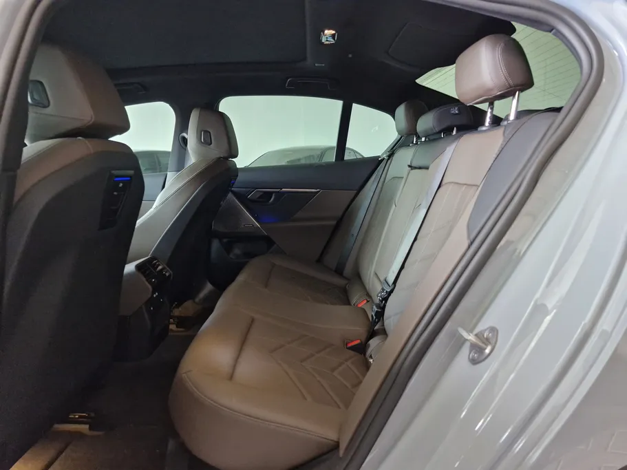 بي ام دبليو الفئة الخامسة 520i 2024 