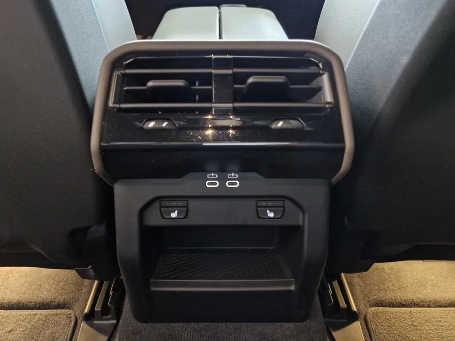 بي ام دبليو الفئة الخامسة 520i 2024 