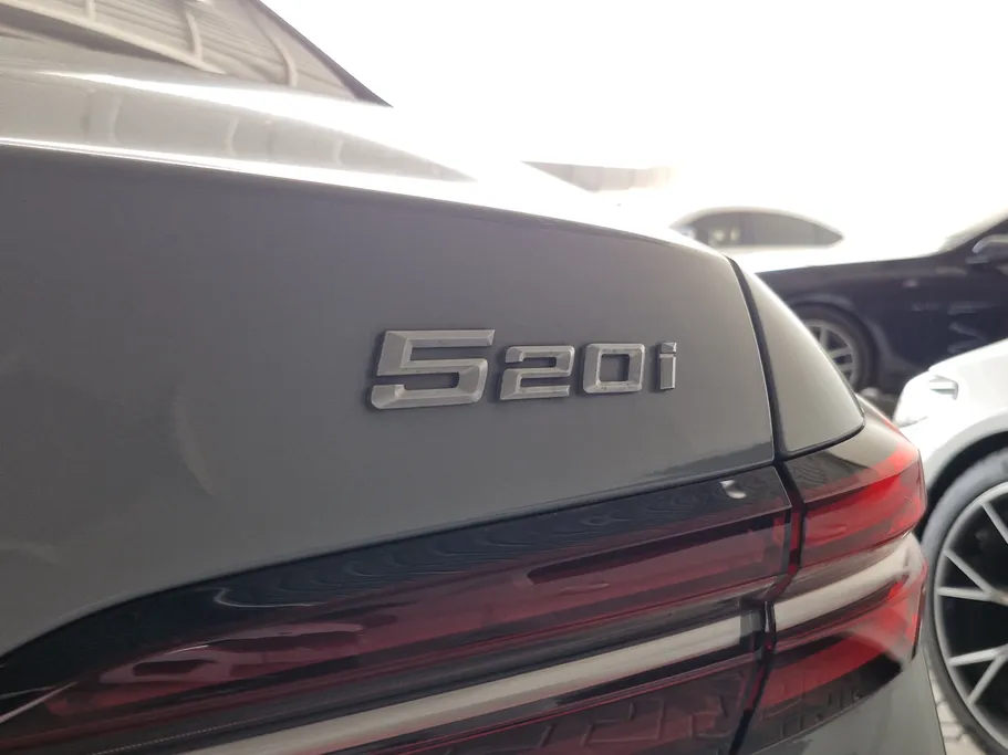 بي ام دبليو الفئة الخامسة 520i 2024 