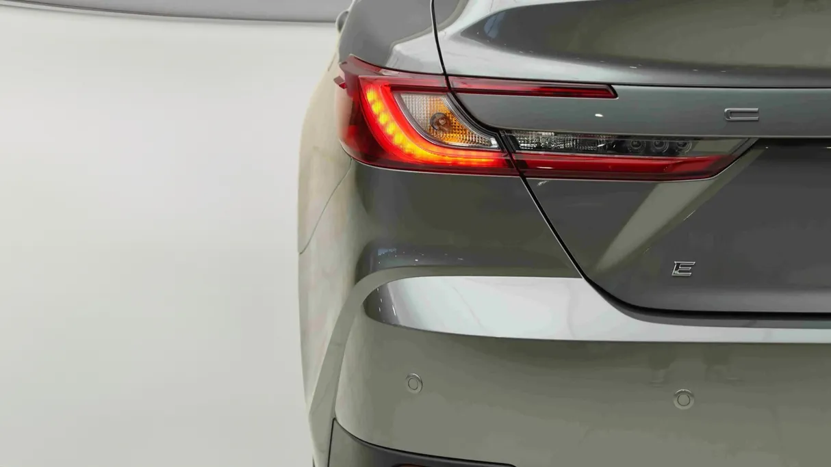 تويوتا كامري E HEV 2026 