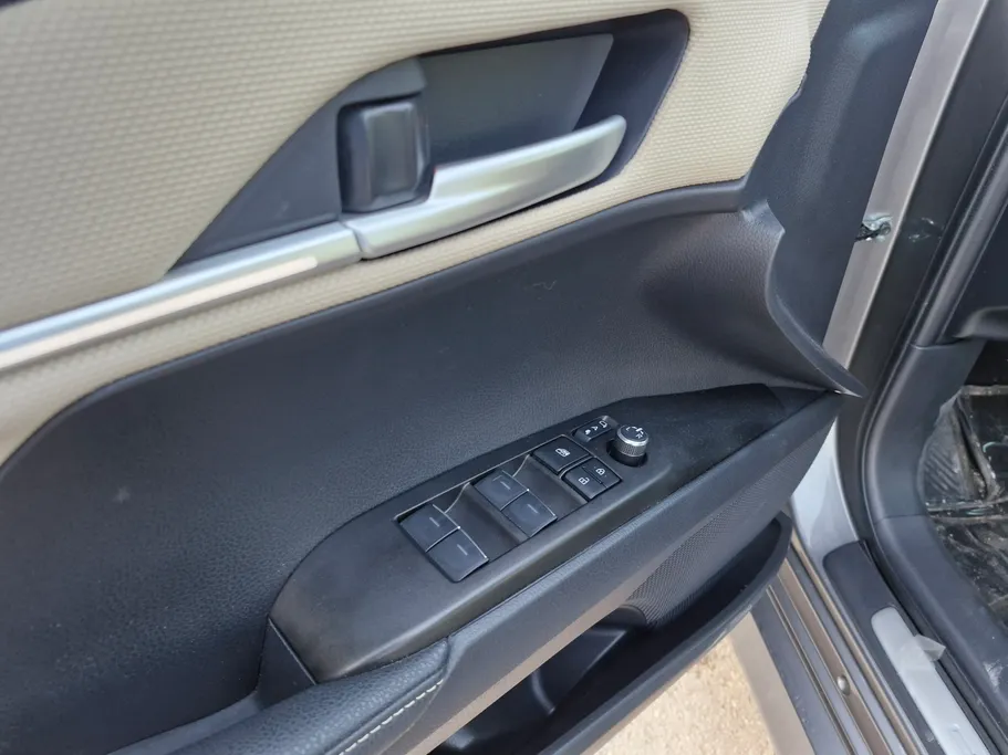 تويوتا كامري LE 2025 