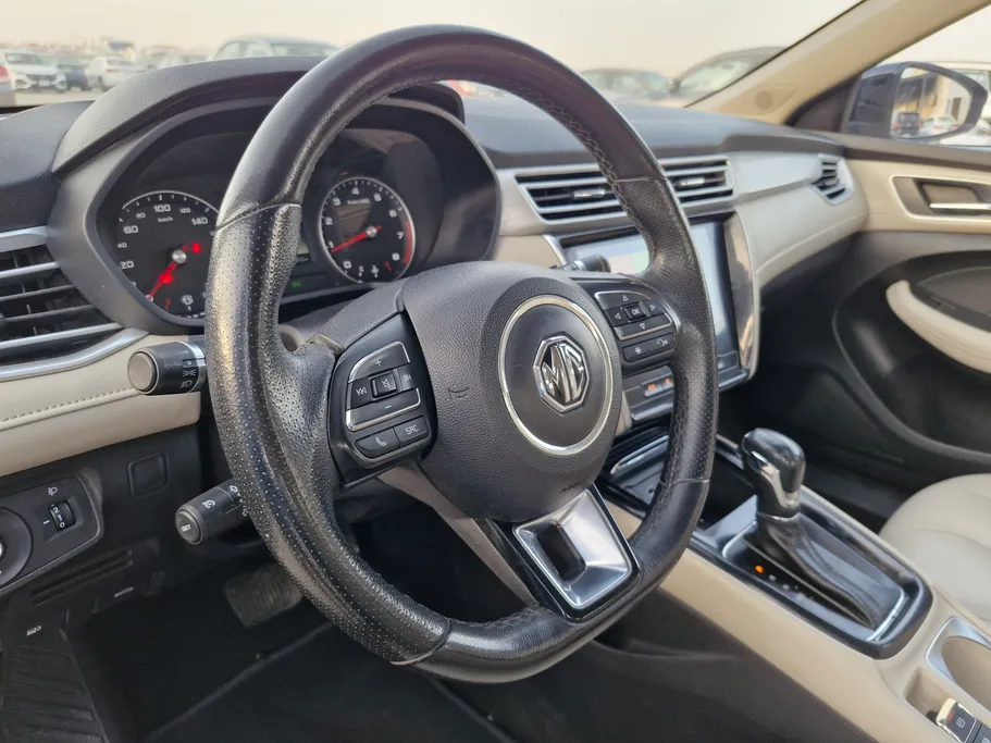 ام جي 5 LUX 2023 