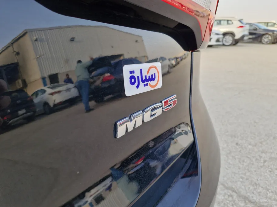 ام جي 5 LUX 2023 