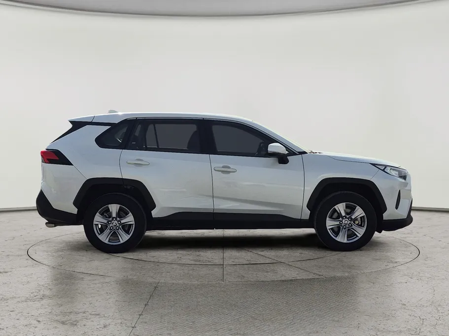 2022 تويوتا RAV4 LE 