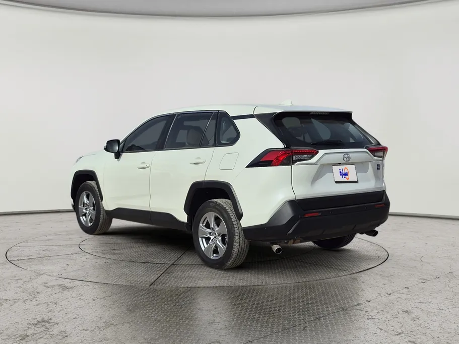 2022 تويوتا RAV4 LE 