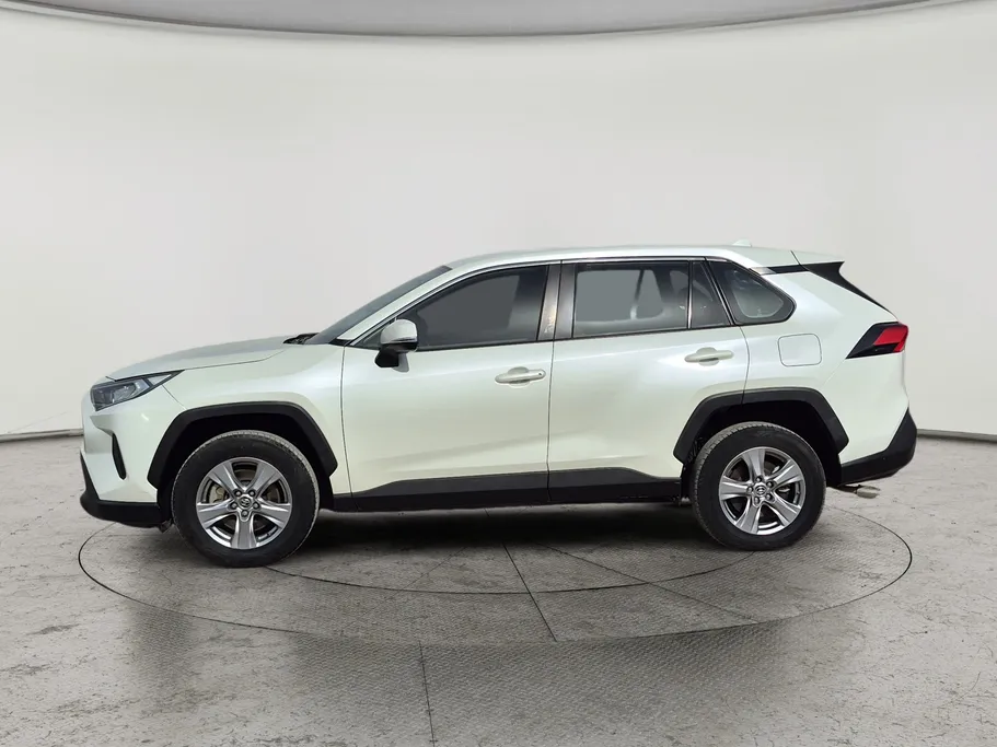 2022 تويوتا RAV4 LE 