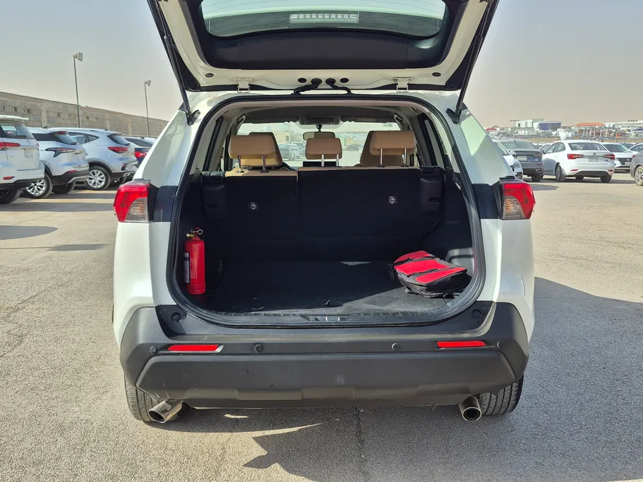 2022 تويوتا RAV4 LE 