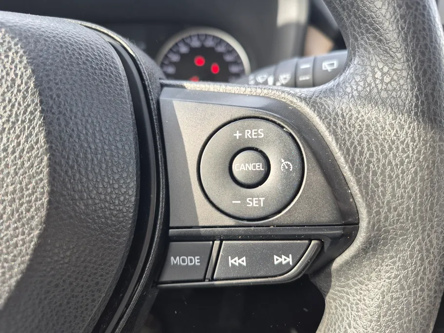 2022 تويوتا RAV4 LE 