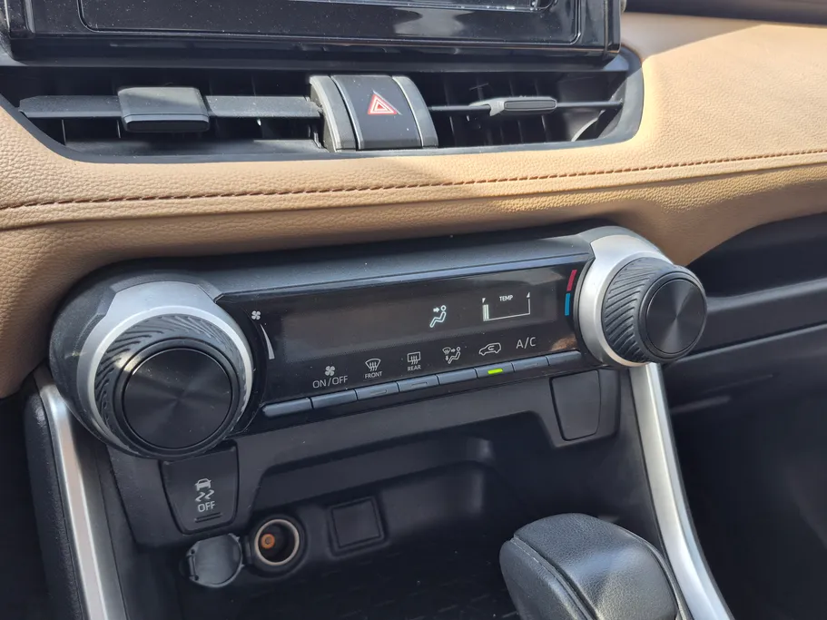 2022 تويوتا RAV4 LE 